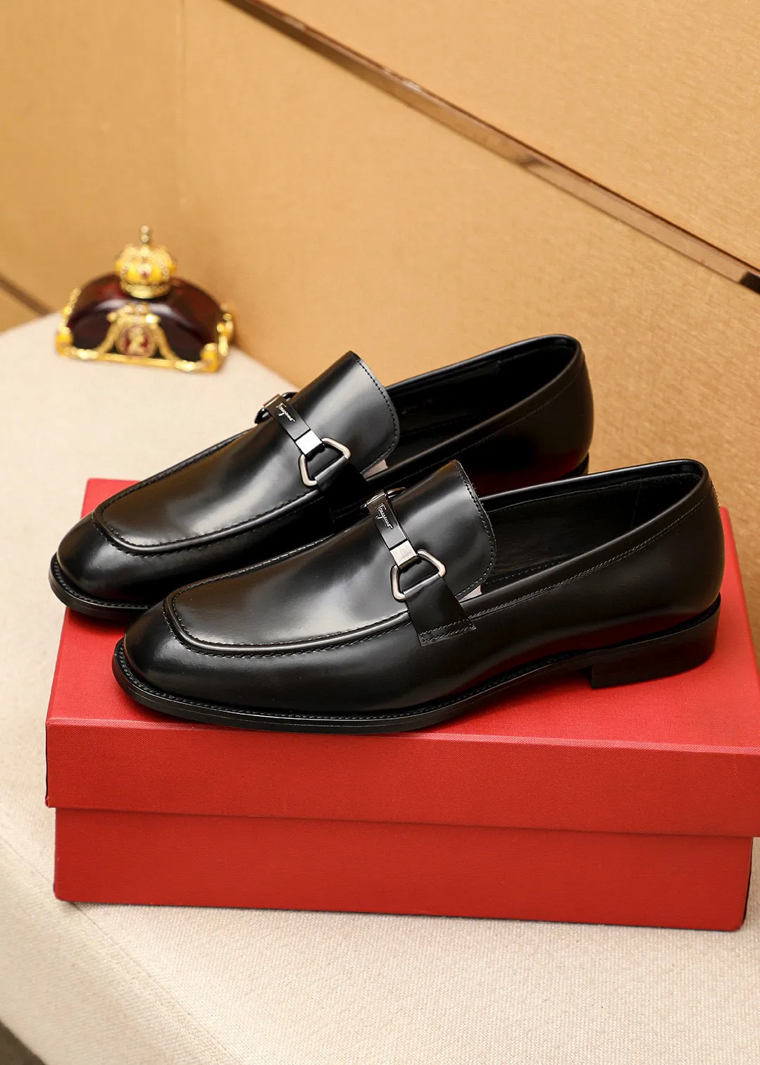 Men's shoes💰460💰 Product trademark: Ferragamo "Ferragamo" casual leather shoes Regular size: 38-44 (45🉑️customized) Product materials: Selected imported first-layer open-edge beaded cowhide leather upper + luxury hardware buckle, imported water-dyed cowhide leather lining. Strong three-dimensional visual effect, original outsole Color: 3⃣️colors available